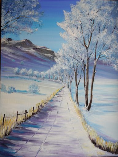 Eisiger Winterweg Nr.140 60x80 Ein breiter schneebedeckter Weg , gesäumt von mit Eis bedeckten Bäumen, führt in eine Winterlandschaft auf Berge zu.