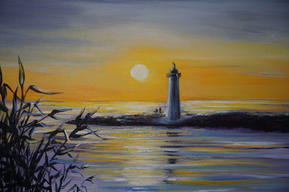 Am Leuchtturm Nr.92 70x50 Ein Paar sitzt an einem Leuchtturm auf einer Insel im Wasser und schaut den Sonnenuntergang