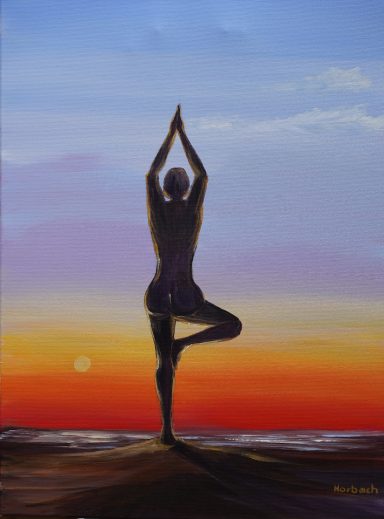 Yoga 108 60x80 Eine Frau nutzt den farbigen Sonnenaufgang am Strand für ihre Yogaübungen.