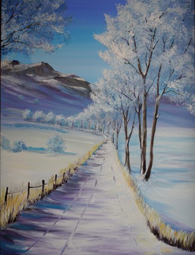 Eisiger Winterweg 140 60x80 Im Bild führt ein zugeschneiter Weg, der von schneebedeckten Bäumen gesäumt ist, weit in eine Winterlandschaft mit Bergen im Hintergrund.