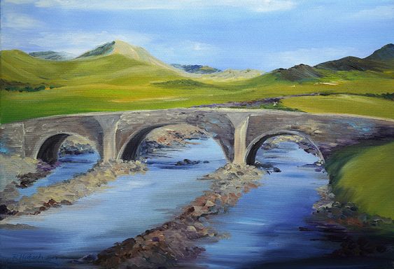 Schottland 147 70x50 In einer von satten grünenHügeln geprägten Landschaft fließt ein ruhiger Flusslauf unter der alten Sligochan Bridge hindurch. IIsle of Skye