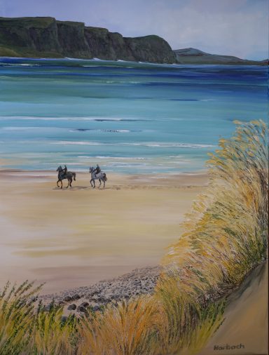 Bölls Achill Island 105 60x80 Zwei Reiter reiten am Strand der Insel Achill Island entlang. Man sieht die Pferde von einer erhöhten Düne aus.